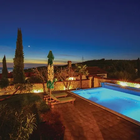 Lovely In Izola With Kitchen Hébergement de vacances *