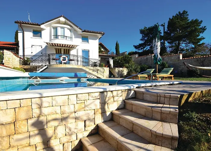 בית נופש Lovely In With Kitchen איזולה