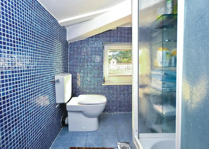 בית נופש Lovely In With Kitchen איזולה